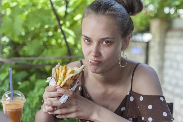 Vacker Ung Flicka Med Glädje Äter Hamburgare Grekiska Gyros — Stockfoto