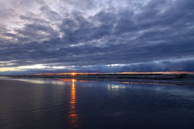 Renkli deniz günbatımı turuncu-mor boya ile