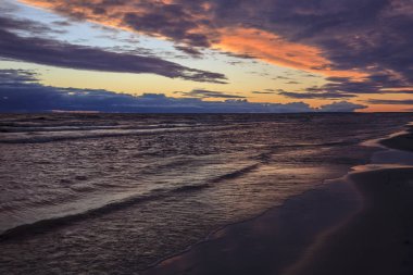 Renkli deniz günbatımı turuncu-mor boya ile