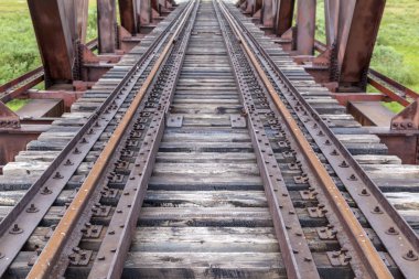 Eski Tren ve Demiryolu Köprüsü, raylar ve kazık