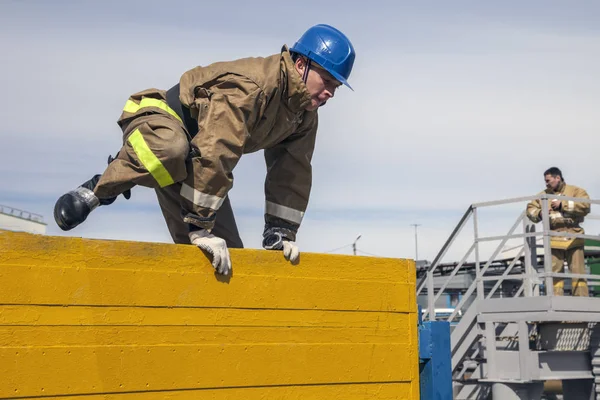 Nadym Russia April 2017 Professional Fireman Special Suit Jumps Barrier — Stock Photo, Image