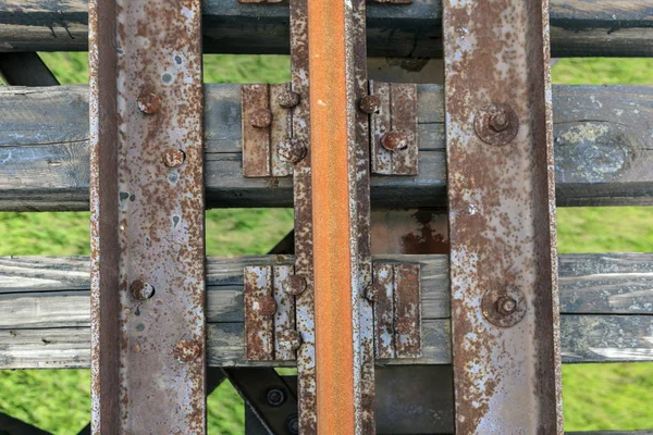 Starej Linii Kolejowej Mostu Kolejowego Szyny Pale — Zdjęcie stockowe