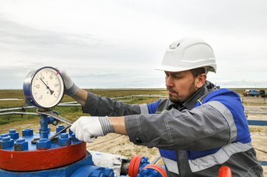 Gaz operatör, operatör gaz bir meşale ile iyi anneals..