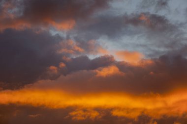 Sonra yağmur güneş batımında, sonra gökyüzü altında kasvetli gökyüzü günbatımı - kırmızı arka plan