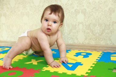 Sayısal bulmaca mat oturan bebek kız, katta oturan ve bebek bulmaca oyuncak ile oynarken çocuk bebek. 