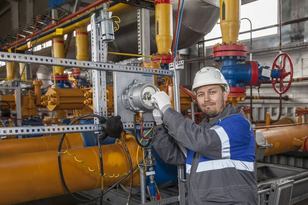 Tamirci, operatör, benzin, petrol, gaz endüstrisi. gaz kondisyon ekipmanı ve valf armatürü 