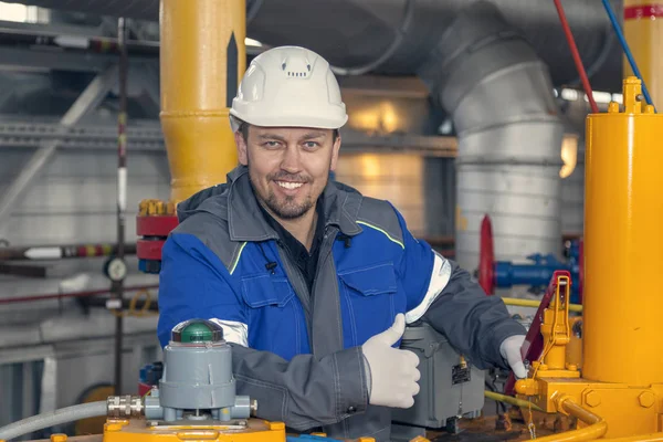 Tamirci, operatör, benzin, petrol, gaz endüstrisi. gaz kondisyon ekipmanı ve valf armatürü 
