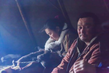 Nadym, Rusya Federasyonu - Ağustos 27, 2018:tundra, aşırı Kuzey, Yamal, Nenets mera insanlar, Kuzey, yurt, sanatsal tonlama, bir yurt, bulanık fotoğraf büyük aile içecek çay halklarının konut