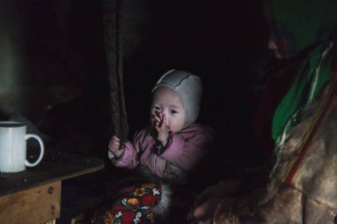 Nadym, Rusya Federasyonu - Ağustos 27, 2018:tundra, aşırı Kuzey, Yamal, Nenets mera insanlar, Kuzey, yurt, sanatsal tonlama, bir yurt, bulanık fotoğraf büyük aile içecek çay halklarının konut
