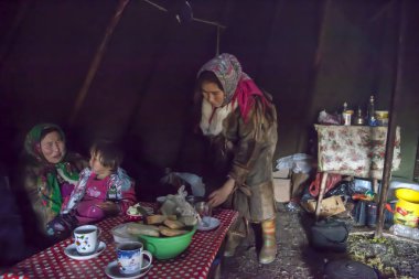 Nadym, Rusya Federasyonu - Ağustos 27, 2018:tundra, aşırı Kuzey, Yamal, Nenets mera insanlar, Kuzey, yurt, sanatsal tonlama, bir yurt, bulanık fotoğraf büyük aile içecek çay halklarının konut