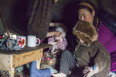Nadym, Rusya Federasyonu - Ağustos 27, 2018:tundra, aşırı Kuzey, Yamal, Nenets mera insanlar, Kuzey, yurt, sanatsal tonlama, bir yurt, bulanık fotoğraf büyük aile içecek çay halklarının konut