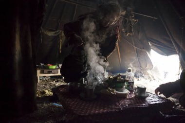 Nadym, Rusya Federasyonu - Ağustos 27, 2018:tundra, aşırı Kuzey, Yamal, Nenets mera insanlar, Kuzey, yurt, sanatsal tonlama, bir yurt, bulanık fotoğraf büyük aile içecek çay halklarının konut