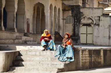 Jaipur, Hindistan - 17 Şubat 2017: nehir Ganj kıyısında. Hint fakirler Varanasi şehir içinde. Ulusal giysiler, editoryal bir çocukla bir kadın.