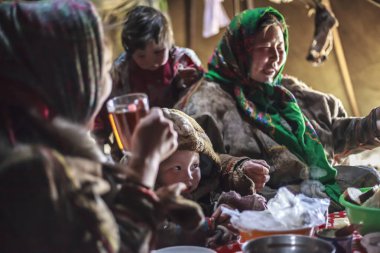 Nadym, Rusya Federasyonu - Ağustos 27, 2018:tundra, aşırı Kuzey, Yamal, Nenets mera insanlar, Kuzey, yurt, sanatsal tonlama, bir yurt, bulanık fotoğraf büyük aile içecek çay halklarının konut