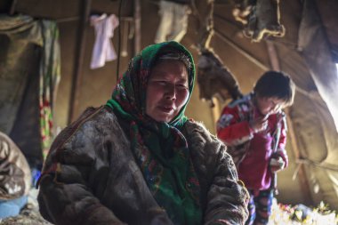 Nadym, Rusya Federasyonu - Ağustos 27, 2018:tundra, aşırı Kuzey, Yamal, Nenets mera insanlar, Kuzey, yurt, sanatsal tonlama, bir yurt, bulanık fotoğraf büyük aile içecek çay halklarının konut
