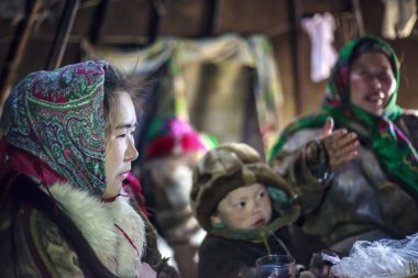 Nadym, Rusya Federasyonu - Ağustos 27, 2018:tundra, aşırı Kuzey, Yamal, Nenets mera insanlar, Kuzey, yurt, sanatsal tonlama, bir yurt, bulanık fotoğraf büyük aile içecek çay halklarının konut