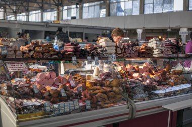 Maykop, Rusya, 30 Eylül 2018: Et ürünleri pazarı Maykop kent merkezi Pazar