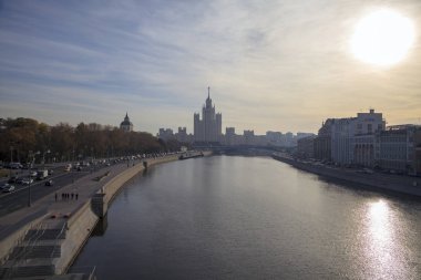Kotelnicheskaya dolgu üzerinde konut bina görünümünü Bolshaya Ustyinsky köprü ve bir 