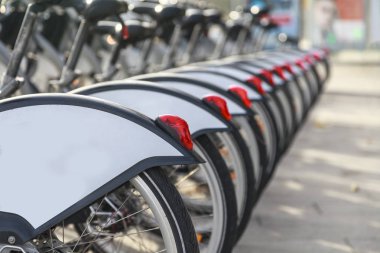 Bir kiralık bisikletler stand üst üste üzerinde bir park. Grup satırındaki Bisiklet.