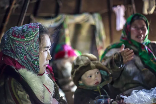 Nadym, Rusya Federasyonu - Ağustos 27, 2018:tundra, aşırı Kuzey, Yamal, Nenets mera insanlar, Kuzey, yurt, sanatsal tonlama, bir yurt, bulanık fotoğraf büyük aile içecek çay halklarının konut