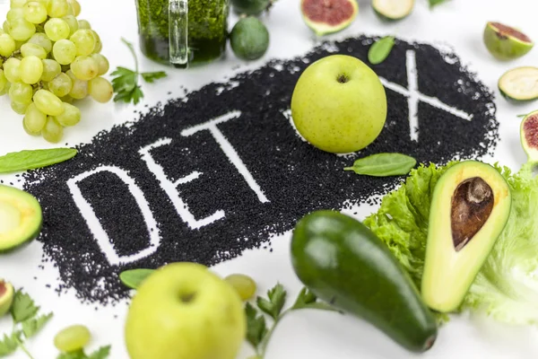 ダイエットの概念 単語デトックスは ブラック クミンの種子から作られます 緑のスムージーや食材 Aavakado イチジク フェイジョア ボディクレンジング 健康的な食事 — ストック写真