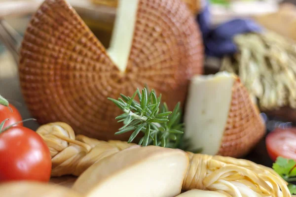 Bir Kesme Tahtası Whith Üzüm Fesleğen Incir Peynir Closeup Büyük — Stok fotoğraf
