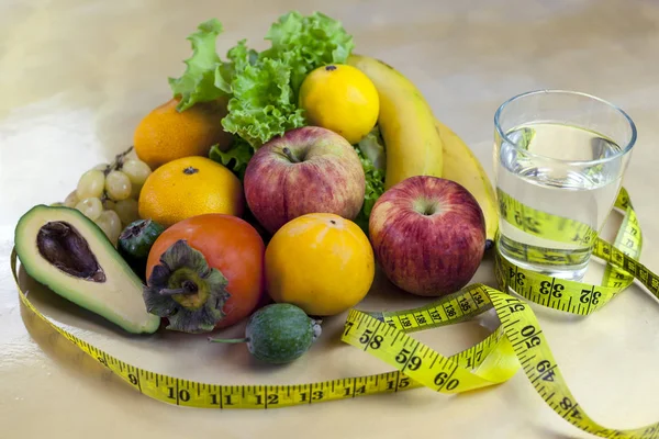饮食的概念 蔬菜和水果 Aavakado 无花果 Feijoa 清洁身体 健康饮食 腰部测量带 — 图库照片