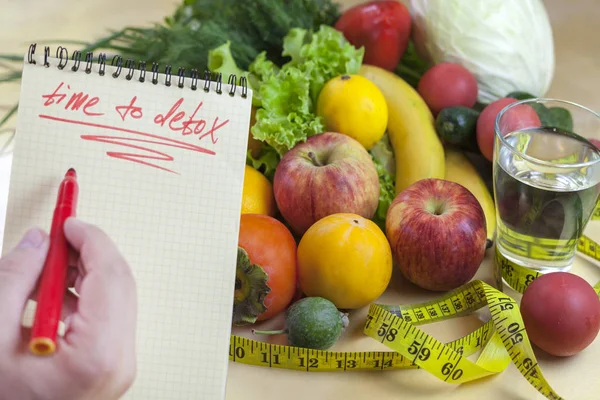 饮食的概念 文字时间写在笔记本上 蔬菜和水果 Aavakado 无花果 Fejoa 清洁身体 健康饮食 — 图库照片