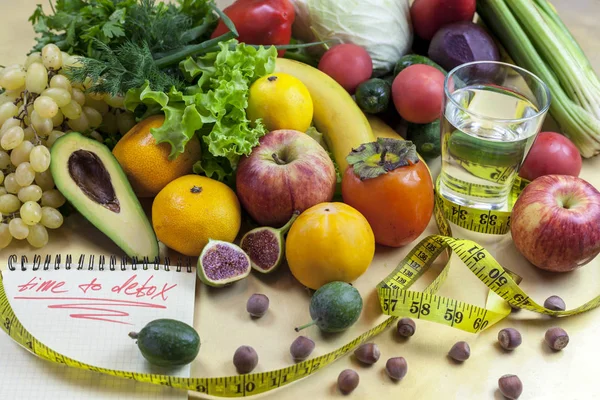ダイエットの概念 単語はノートに書かれたデトックスする時間です 野菜と果物 Aavakado イチジク フェイジョア ボディクレンジング 健康的な食事 — ストック写真