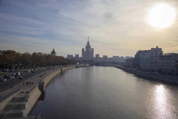 Blick Auf Die Bolschaja Ustyinski Brücke Und Eines Der Stalin — Stockfoto