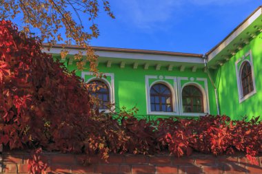 Parlak yeşil cephe bina, 