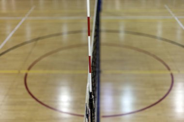 Voleybol sahası, net ve topu, spor voleybol salonu   