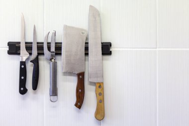 Mutfak aletleri, duvardaki, manyetik şeridi üzerinde farklı bıçak bıçak üzerinde manyetik tutucu ayarla.