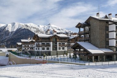 Krasnaya Polyana, Sochi, Rusya Federasyonu-05 Aralık 2017: karla kaplı cottages adlı dağ kayak tesisi ile winter.editorial karda.