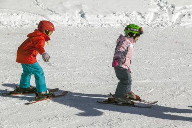 Rusya, Soçi, 01 Aralık 2017 - Kayak, Kayak, editoryal çocuk öğrenir.