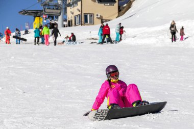 Rusya, Soçi, 01 Aralık 2017 - resort, Kayak hocası Kayak, editoryal bir genç kız öğretiyor.