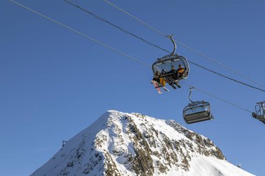 Rusya, Soçi, 01 Aralık 2017: Teleferik ile Snowboard düşkünleri, editoryal dağlarda.