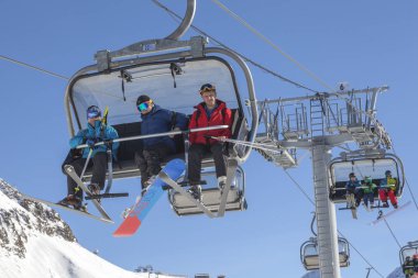 Rusya, Soçi, 01 Aralık 2017: Teleferik ile Snowboard düşkünleri, editoryal dağlarda.