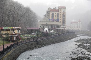 Krasnaya Polyana, Sochi, Rusya Federasyonu-25 Aralık 2016: Sochi Milli Parkı Rusya, büyük Noel ağacı Yılbaşı oyuncaklar, Editör 