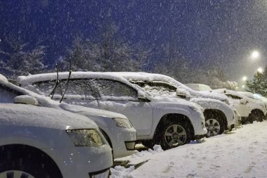 Kar, kış akşamları kar yağışı ile sürüklendi araba kar kaplı kar yağışı gece şehirde sonra araba.