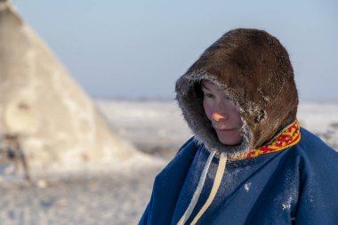 Nadym, Rusya Federasyonu - 27 Nisan, 2018:tundra, açık alan, Yardımcısı Ren geyiği doğurmak, erkekler ulusal giysiler, Editör