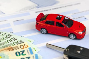 Bir Rostov on Don, Rusya, 29 Ocak 2018: araba sigortası kavramı. Motorlu veya araba sigorta başvuru araba modeli ile anahtar taşı arka planı ile euro banknot ve sigorta poliçesi