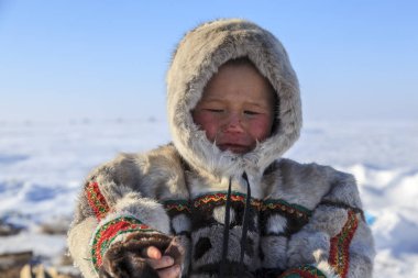 Tundra, açık alan, uzaktan soğuk kış havalarda, ulusal bir giyim, çocuk, üzgün görünümünü çocukta arıyorum çocuk portre