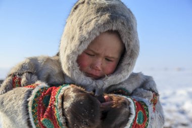Tundra, açık alan, uzaktan soğuk kış havalarda, ulusal bir giyim, çocuk, üzgün görünümünü çocukta arıyorum çocuk portre