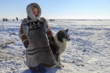 Tundra, açık alan, soğuk kış hava bir köpek ile çocuk, çocuk Ulusal giysiler,