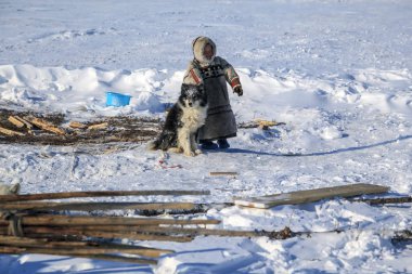 Tundra, açık alan, soğuk kış hava bir köpek ile çocuk, çocuk Ulusal giysiler,
