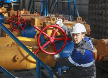 Gaz operatör, operatör gaz bir meşale ile iyi anneals. Operatör-teknoloji uzmanı, üretim gaz, makinist - tamirci kapısı Vana kapatır