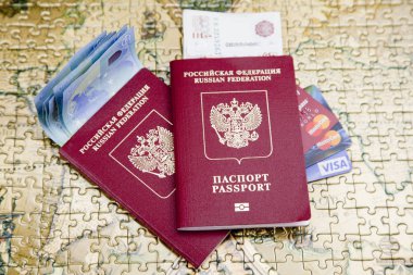Bir Rostov on Don, Rusya Federasyonu, Ocak 29, 2018:Travel kavramı, Rus Pasaportlar, para, kredi kartları editoryal bir harita üzerinde