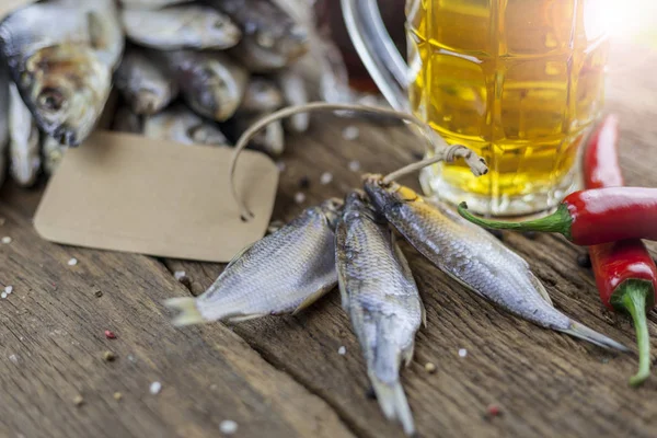 Pescado Seco Sobre Fondo Madera Con Cerveza Espacio Para Copiar —  Fotos de Stock