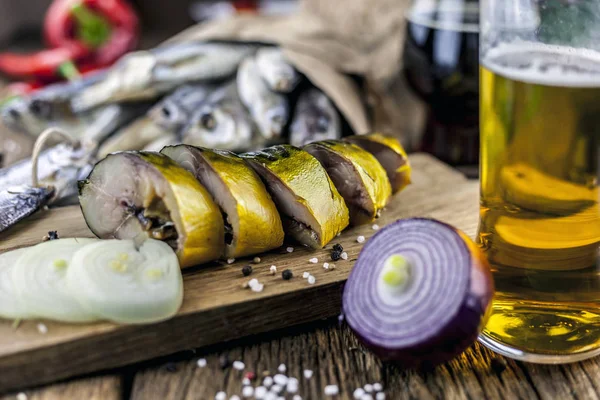 Pescado Seco Sobre Fondo Madera Con Cerveza Caballa Ahumada Fría —  Fotos de Stock